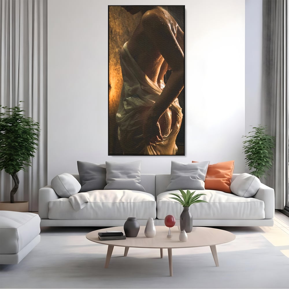 Tablou canvas cu tablou canvas cu silueta umeda in lumina calda, in rama de aluminiu negru, pe perete intr-un living